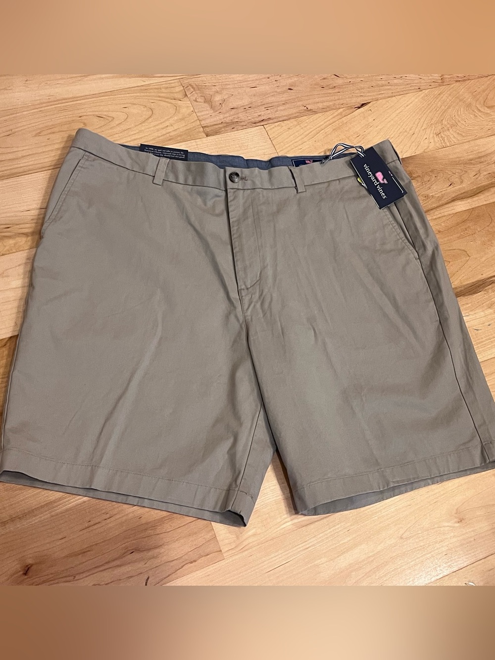 NEW! Men's size 42- Vineyard Vines break shorts - khaki
